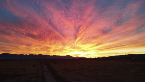 Feuriger-Sonnenuntergang-über-Den-Bergen,-Luftaufnahme-Des-Lebendigen-Sonnenuntergangs-über-Den-Estrella-Bergen-In-Arizona