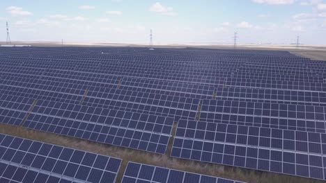 Überführung-Des-Solarpanel-Array-Feldes-Mit-Hochspannungsleitungen