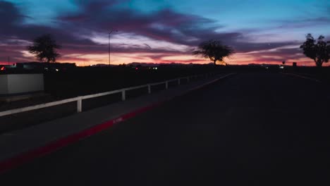 Sonnenuntergang-über-Dem-Straßenhorizont
