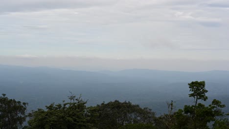 Un-Punto-De-Vista-En-El-Parque-Nacional-De-Khao-Yai-Con-Finas-Nubes-Color-Pastel-Que-Se-Mueven-Hacia-La-Izquierda-A-Medida-Que-La-Cámara-Se-Aleja,-Tailandia