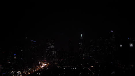 Ein-Blitz-Schlägt-In-Den-CN-Tower-über-Dem-Nachthimmel-Von-Toronto-Ein