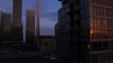 Toma-Cinematográfica-De-Apertura-De-La-Torre-Cn-De-Toronto-Al-Atardecer,-4k