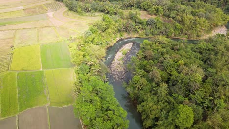 Luftaufnahme-Eines-Ruhigen,-Gewundenen-Flusses-Inmitten-Der-üppigen-Grünen-Landschaft-Indonesiens