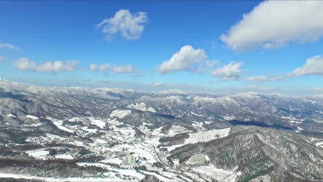 Vista-Panorámica-De-Un-Vasto-Paisaje-De-Terreno-Montañoso-Rocoso-Con-Cielos-Azules-Y-Cúmulos-Sobre-Sus-Cabezas