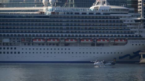 Avión-Flotante-Del-Puerto-Preparándose-Para-El-Despegue-Del-Próximo-Gran-Crucero