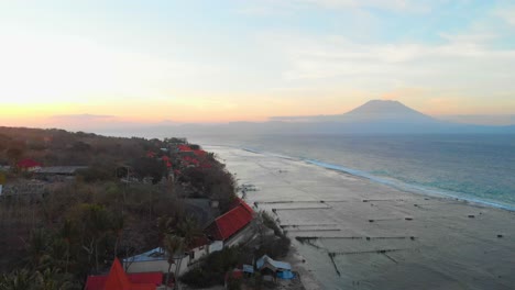 Weitwinkelaufnahme-Von-Amed-Indonesien-Mit-Dem-Berg-Rinjani-Im-Hintergrund,-Luftaufnahme