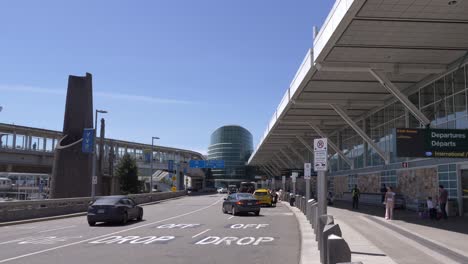 Cars-and-Taxis-at-the-Drop-Off-Zone-in-Front-of-YVR-Vancouver-Airport