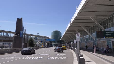 Coches-Y-Taxis-En-La-Zona-De-Entrega-Frente-Al-Aeropuerto-YVR-De-Vancouver.