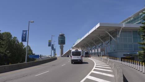 Tráfico-Que-Llega-A-La-Terminal-De-Salida-Del-Aeropuerto-De-Yvr-Estático