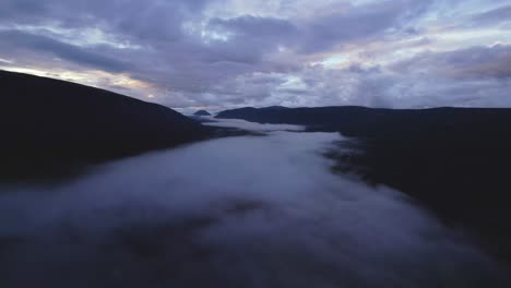 Espectacular-Paisaje-Nuboso-En-La-Hora-Azul,-Drones-Moviéndose-Sobre-La-Niebla