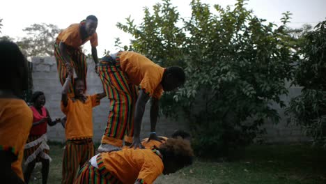 El-Grupo-De-Teatro-Barefeet-De-Zambia-Crea-Una-Torre-Humana-Y-Saluda-Al-Público