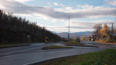 Tráfico-En-La-Carretera-Al-Amanecer-En-Otoño-En-La-Campiña-Noruega-En-Tromso