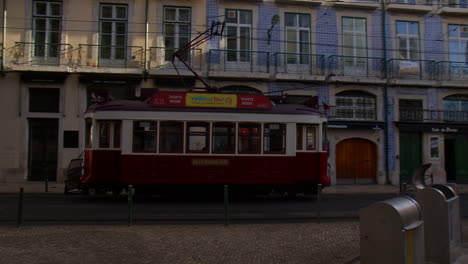 Traditioneller-Straßenbahnverkehr-In-Der-Stadt-Lissabon,-Portugal