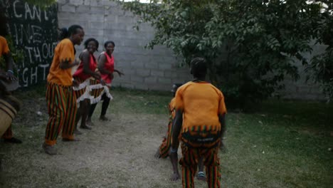 Actuación-Dinámica-Y-Apasionada-Del-Grupo-De-Teatro-Barefeet-En-Lusaka,-Zambia