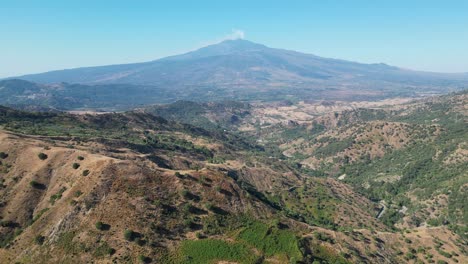 Paisaje-Natural-De-Sicilia-Y-Vista-Del-Volcán-Monte-Etna-En-Sicilia,-Italia---Antena-4k