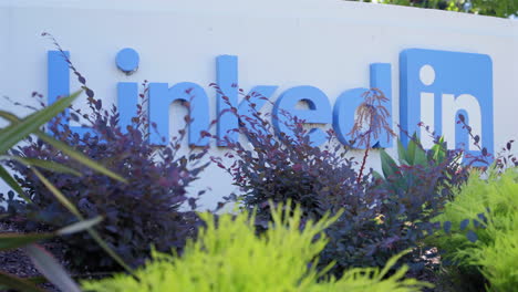 Large-Sign-Of-LinkedIn-Corporation-At-Sunnyvale-Offices-In-Silicon-Valley,-San-Francisco-Bay,-California,-USA