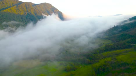 Mañana-En-Oxapampa,-Perú,-Capturada-Desde-La-Perspectiva-De-Un-Dron-De-Alto-ángulo