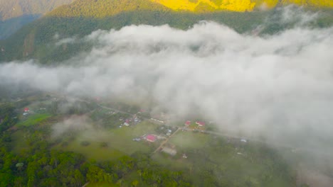 Mañana-En-El-Pueblo-De-Oxapampa,-Perú,-Capturada-Desde-La-Perspectiva-De-Un-Dron-De-Alto-ángulo