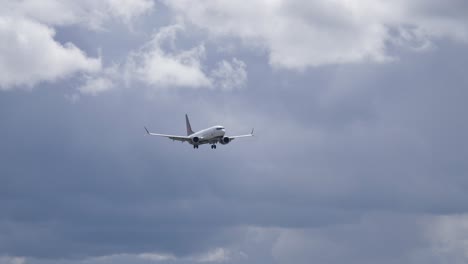 Un-Avión-De-Pasajeros-De-Air-Canada-Acercándose-Para-Aterrizar---Pista-4k