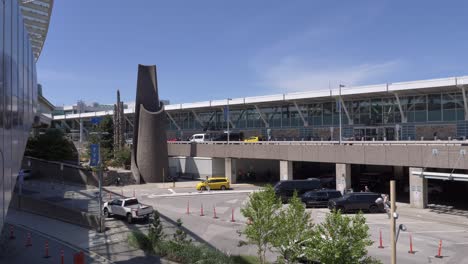 Autos-Kommen-Am-Gebäude-Des-Vancouver-International-Airport-An-–-Außenansicht