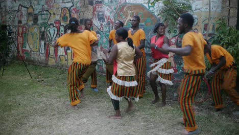 Grupo-De-Teatro-Descalzo-De-Lusaka-Happy-Dance