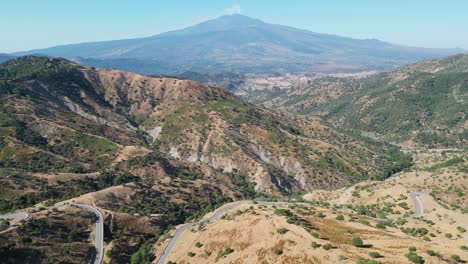 Carretera-Escénica-De-Sicilia-Y-Vista-Del-Volcán-Monte-Etna-En-Sicilia,-Italia---Antena-4k