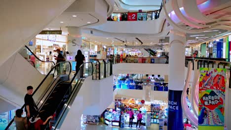 Rolltreppen-Des-Einkaufszentrums-Bangkok-Mit-Mehreren-Etagen,-Innenansicht-Der-Einzelhandelsflächen,-Thailand