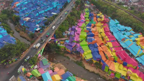 Touristisches-Jodipan-Regenbogendorf-Malang-Tagsüber,-Luftaufnahme