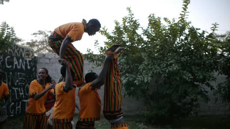 Grupo-De-Teatro-Descalzo-De-Lusaka,-Torre-Humana-Con-Acrobacias-Lúdicas