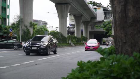 Tráfico-Ligero-En-Las-Calles-De-La-Ciudad-Del-Centro-De-Bangkok,-Tailandia.