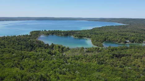 Große-Seen-Von-Michigan,-Umgeben-Von-Waldlandschaft,-Luftaufnahme
