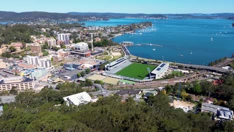 Drohnen-Luftaufnahme-Stadtzentrum-CBD-Stadt-Hauptstadion-Buschland-Zuglinie-Uferpromenade-Küstenvorland-Zentralküste-Reisetourismus-NSW-Gosford-Australien