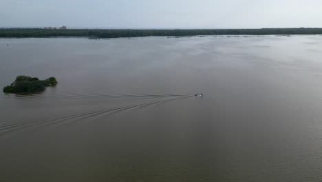 Drohnenperspektive-Beim-Bootfahren-In-Manialtepec-In-Der-Nähe-Von-Puerto-Escondido,-Oaxaca,-Mexiko