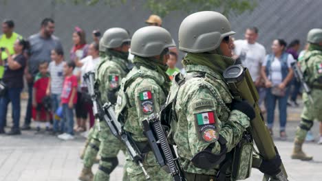 Grupo-De-Soldados-Con-Lanzagranadas-De-Cohetes