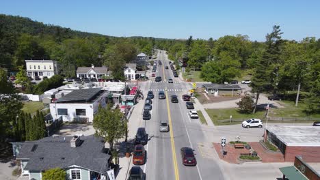 Iconic-American-township-of-Glen-Arbor-with-driving-cars,-aerial-drone-view