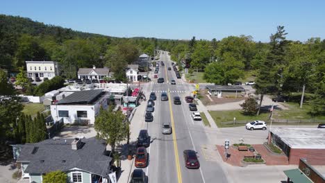 Icónico-Municipio-Americano-De-Glen-Arbor-Con-Coches-Conduciendo,-Vista-Aérea-De-Drones