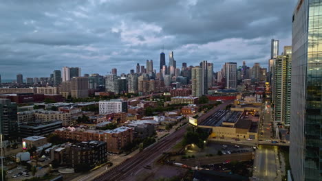 Toma-Panorámica-Aérea-Del-Distrito-Del-Río-Fulton,-Noche-Dramática-En-Chicago,-EE.UU.