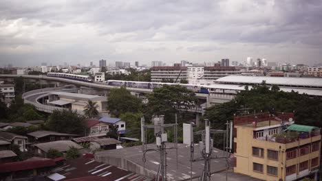 BTS-Metro-Skytrain-En-Bangkok,-Tailandia