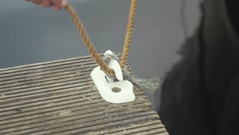 Tying-the-bowline-on-the-dock-cleat