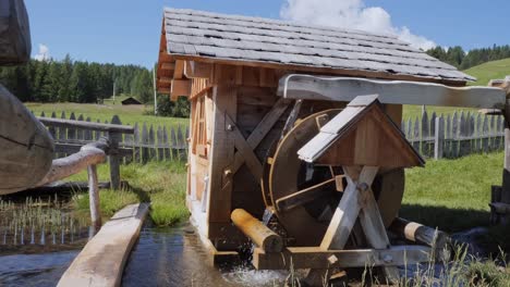 Kleine-Holzmühle-In-Betrieb-An-Einem-Schönen,-Sonnigen-Sommertag-In-Den-Bergen