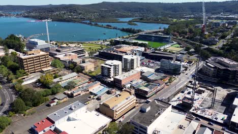 Drohnen-Luftaufnahme-Einer-Landschaftsaufnahme-Des-Stadtzentrums,-CBD,-Stadtarchitektur,-Gebäude,-Stadion,-Uferstraßen,-Gosford-Central-Coast,-NSW,-Australien