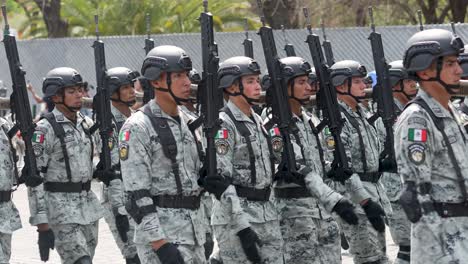 Soldaten-Der-Mexikanischen-Armee-Bei-Der-Parade-Zu-Ehren-Des-Unabhängigkeitstages-Mexikos