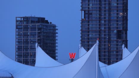 Signo-W-Rojo-Del-Edificio-Woodward-Como-Se-Ve-En-El-Techo-De-Canada&#39;s-Place,-Vancouver,-Canadá