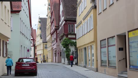Los-Lugareños-Caminando-Por-La-Calle-Polizeigasse-Durante-El-Día-En-Nordlingen,-Alemania