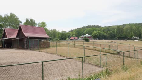 Vista-Panorámica-De-Los-Grandes-Recintos-De-Animales-Del-Zoológico-De-Gdańsk.