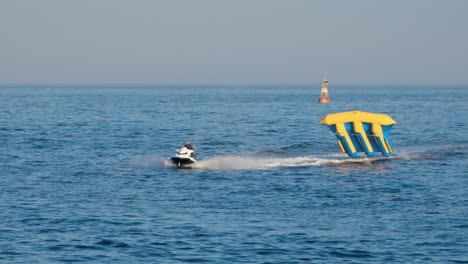 Jetski-Tirando-De-Los-Turistas-Que-Viajan-En-Un-Pez-Mosca-Inflable-En-La-Playa-De-Sokcho-En-Corea-Del-Sur