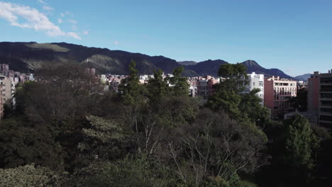 Blick-Nach-Oben-Auf-Den-Parque-El-Virrey-Mit-Blick-Auf-Das-Wohlhabende-Stadtbild-Von-Bogota