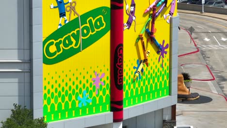 Obras-De-Arte-De-Crayola-En-El-Exterior-Del-Mall-Of-America-En-Bloomington,-Minnesota