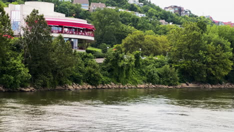 Sailing-Over-Calm-Water-Of-The-Ohio-River-Near-Cincinnati-Riverfront-City-In-Ohio,-USA