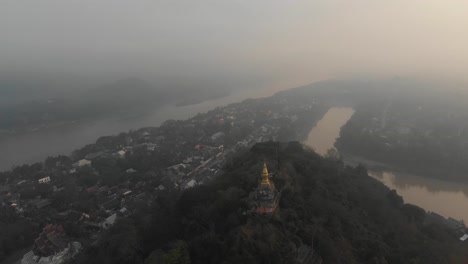 Vista-Aérea-De-La-Colina-Phousi-En-Luang-Prabang-Laos-Durante-El-Amanecer,-Drone